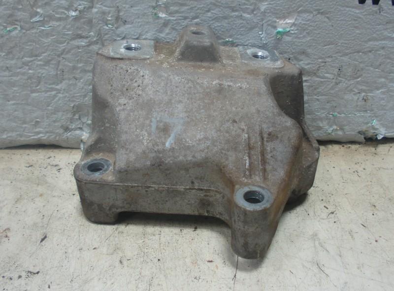 BOITE DE VITESSES SUPPORT GAUCHE Volkswagen (1ko-199-117-ah), Nijverheidstraat 1a 1a
5405 AJ  UDEN, NL, Utilisé, Dhr. R. Verberk