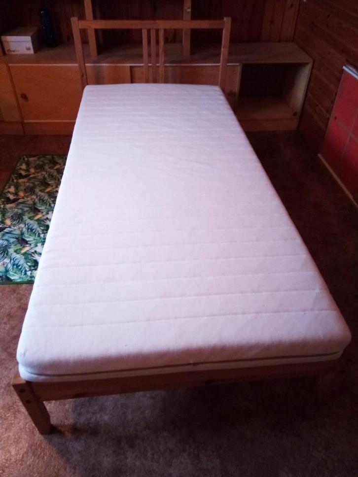 BED GRENEN EN NIEUWE MATRAS EUR 55, Maison & Meubles, Chambre à coucher | Lits, Comme neuf, Une personne, 100 cm, 210 cm, Bois