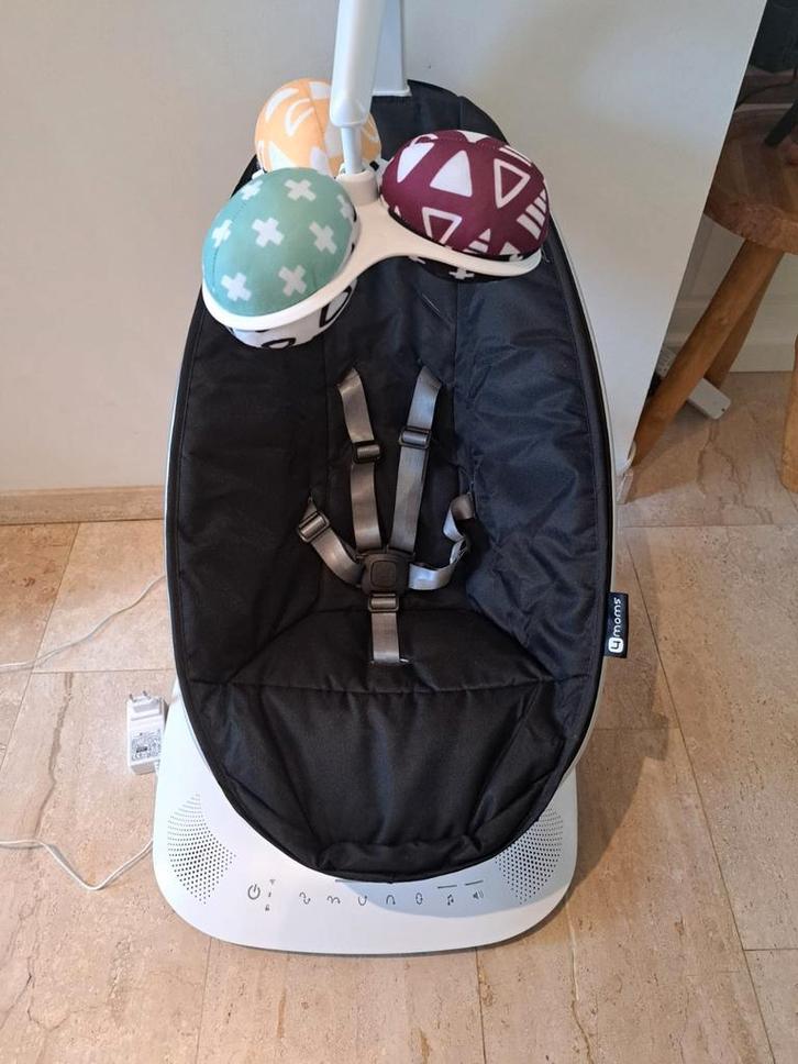 MamaRoo 5 babyswing, Kinderen en Baby's, Wipstoeltjes, Zo goed als nieuw, Schommelstoel, Overige merken, Met gordel(s) of riempje(s)