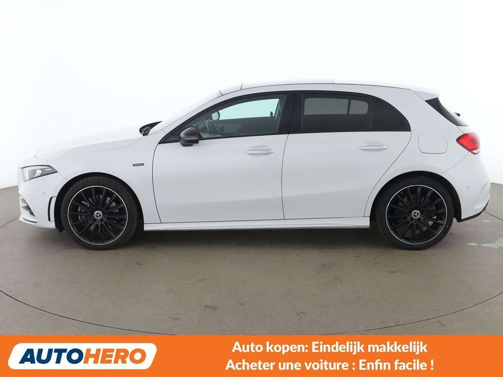Mercedes-Benz A-Klasse 250 A 250e AMG Line (bj 2020), Auto's, Gebruikt, Wit, Leder, 5 deurs