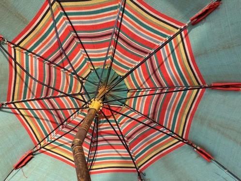 TRÈS VIEUX PARASOL DE CAFÉ EN BÂCHE DES ANNÉES 40 - 50, Jardin & Terrasse, Parasols, Utilisé, Parasol sur pied, Inclinable, Réglable