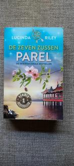 DE ZEVEN ZUSSEN - deel  4 - PAREL., Boeken, Romans, Ophalen, Zo goed als nieuw, Lucinda Riley