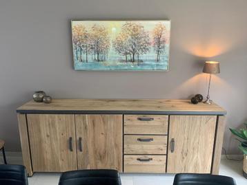 Kleurrijk schilderij met landschap en goudschilfers beschikbaar voor biedingen