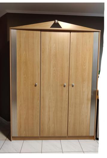 Kleerkast & commode kinderkamer beschikbaar voor biedingen