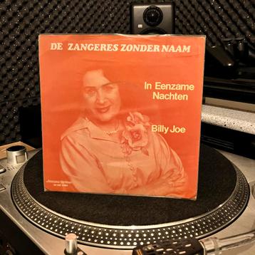 Single Zangeres zonder naam beschikbaar voor biedingen