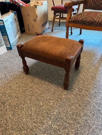 Klassiek houten bankje / poef met zachte bekleding beschikbaar voor biedingen