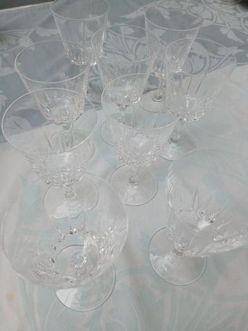8 middelgrote kristallen glazen (Cristal d'Arques) beschikbaar voor biedingen