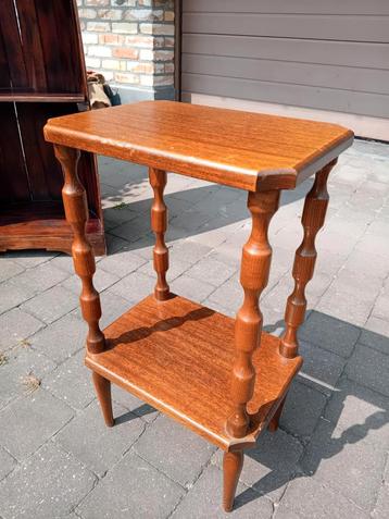 Houten sidetable.  beschikbaar voor biedingen