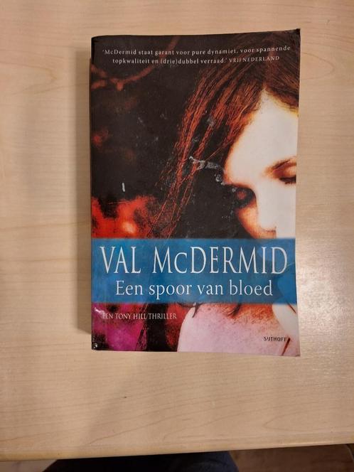Val McDermid - Een spoor van bloed, Boeken, Thrillers, Gelezen, Nederland, Ophalen of Verzenden