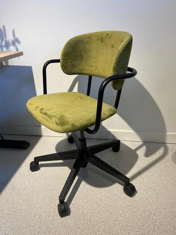 Mooie bureaustoel in een groene stof
