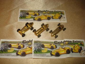 KINDER Série Complète 3 Anciennes Voitures de Course Métal beschikbaar voor biedingen