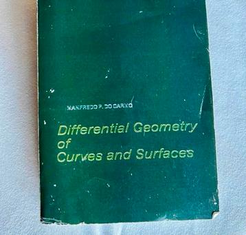 Géométrie différentielle courbes et surfaces Manfredo 1976