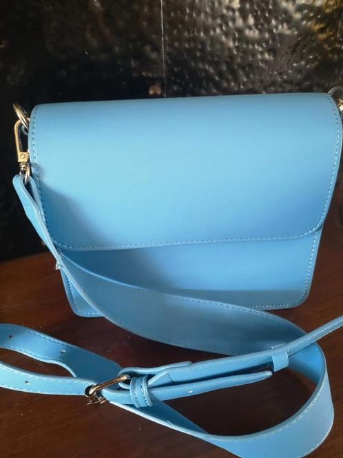 Mooie, elegante  lichtblauwe dameshandtas.Zeer goede staat., Handtassen en Accessoires, Tassen | Schoudertassen, Zo goed als nieuw