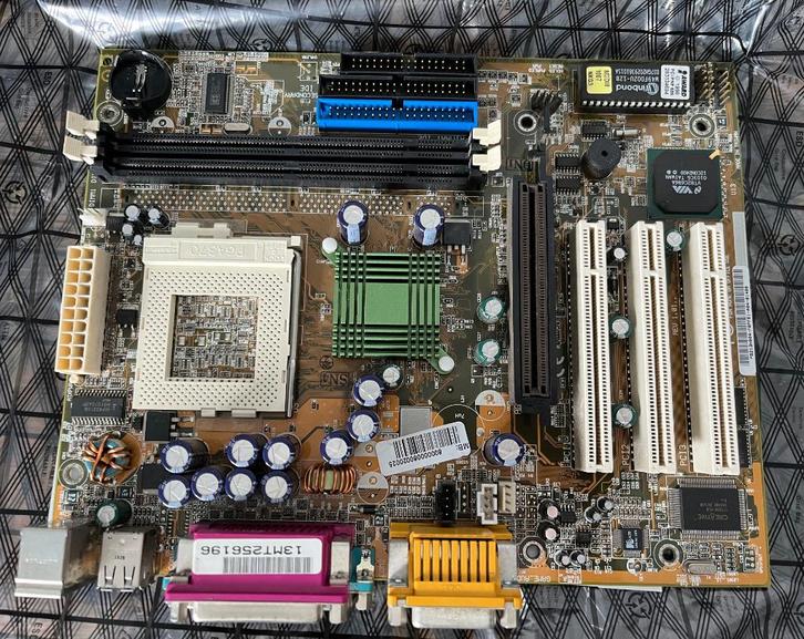 Medion MD2001 S370 moederbord (ASUS CUV4X-CM), Computers en Software, Vintage Computers, Ophalen