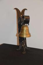 Decoratieve muurbel, Ophalen