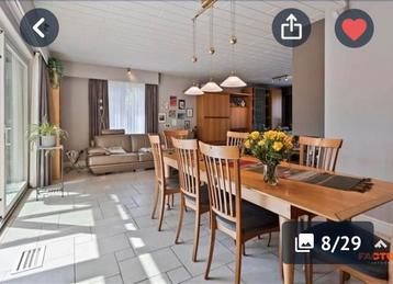 Eettael met stoelen beschikbaar voor biedingen