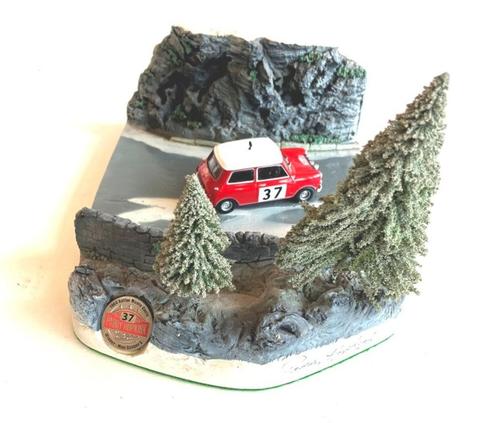 Mini Monte Carlo Paddy Hopkirk diorama “ Col du Turini “., Hobby en Vrije tijd, Modelauto's | 1:43, Zo goed als nieuw, Auto, Overige merken