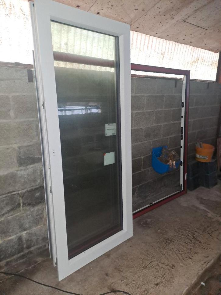 Châssis et une porte fenêtre, Doe-het-zelf en Bouw, Raamkozijnen en Schuifdeuren, Zo goed als nieuw, Raamkozijn, Overige materialen