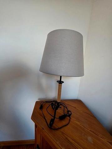 Paar tafellampen met metalen poten beschikbaar voor biedingen