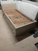 Eenpersoonsbed met lattenbodem en nachtkastje 2 laden, Enlèvement, Sommier à lattes