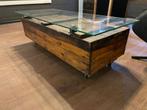 Unieke houten salontafel met glas en wieltjes, Huis en Inrichting, 50 tot 100 cm, 150 tot 200 cm, Gebruikt, Rechthoekig