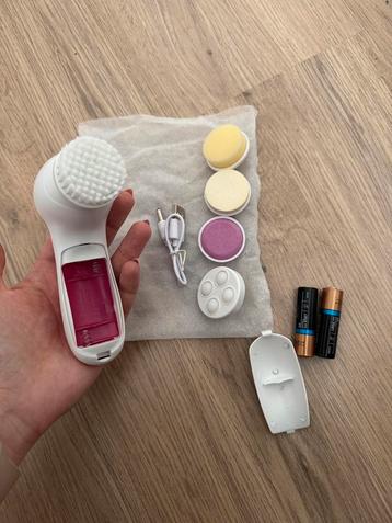 Elektrische gezichtsborstel voor reiniging en massage beschikbaar voor biedingen