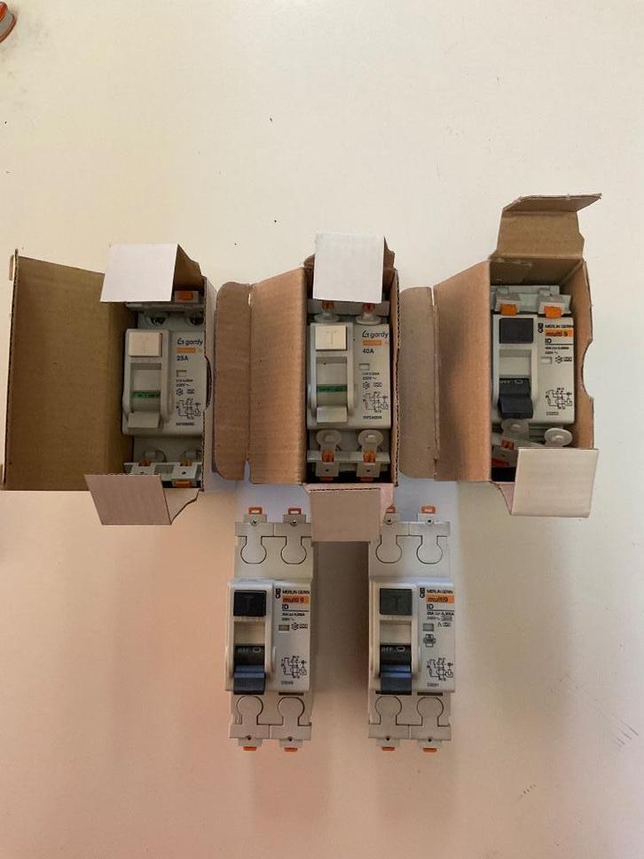 Differentieelschakelaars, Doe-het-zelf en Bouw, Elektriciteit en Kabels, Nieuw, Ophalen of Verzenden