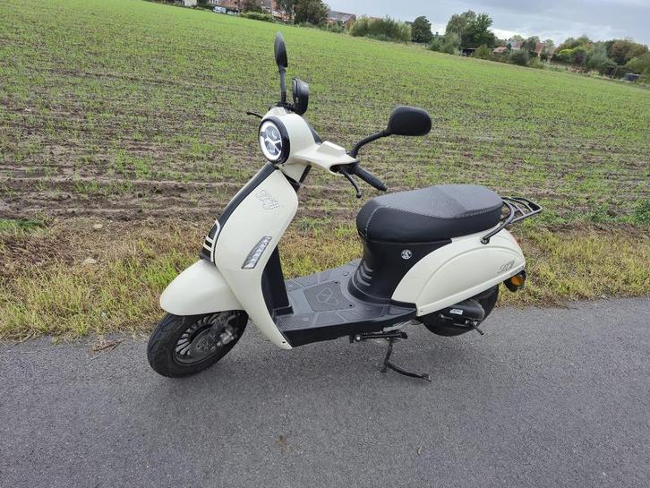 Venesi Fly 2022 bijna nieuwstaat slechts 1436km met helm, Fietsen en Brommers, Brommers | Overige merken, Zo goed als nieuw, Klasse A (25 km/u)