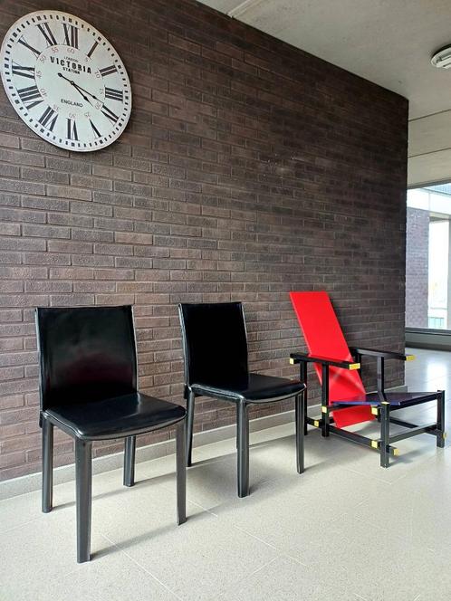 4 stoelen in zwart leder van Arper, Italië. 70 €, Huis en Inrichting, Stoelen, Zo goed als nieuw, Vier, Leer, Metaal, Zwart, Ophalen