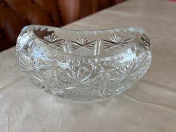 Kristallen kommetje beschikbaar voor biedingen