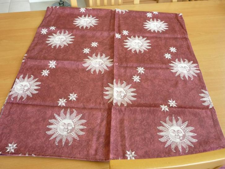 Bordeaux satijnachtig zon sterren loper kleine zetelovertrek, Huis en Inrichting, Woonaccessoires | Kussens, Ophalen of Verzenden