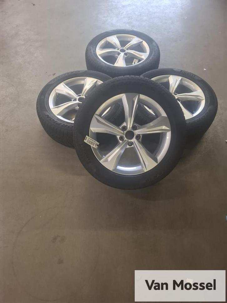 Audi Q5 Pirelli Scorpion Winter 235/55 R19 101H, Auto-onderdelen, Banden en Velgen, Banden en Velgen, Winterbanden, 19 inch, 235 mm