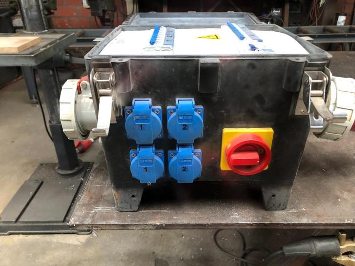 Boîtier de distribution 63A 400V, Services & Professionnels, Location | Outillage & Machines