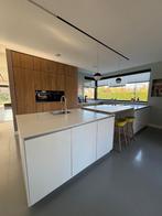 Moderne witte/houtkleur eilandkeuken met bar GEDEMONTEERD