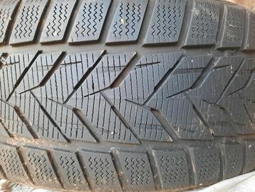 Pneus d'hiver Vredestein 215/60 R16 disponible aux enchères