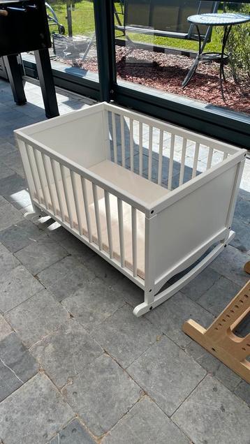 Schommelwieg + matras beschikbaar voor biedingen