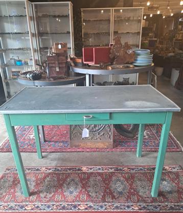 Werktafel met lade beschikbaar voor biedingen