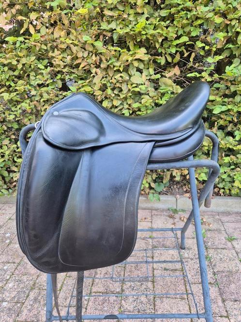 Childeric DSC 17.5 dressuurzadel - kleine prijs, Dieren en Toebehoren, Paarden en Pony's | Hoofdstellen en Tuigage, Zo goed als nieuw
