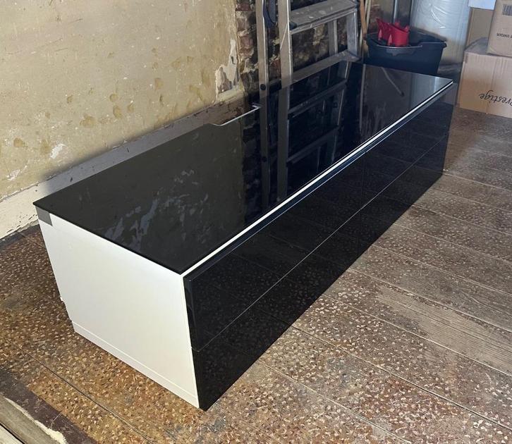 IKEA banc tv Besta noir brillant, Huis en Inrichting, Kasten |Televisiemeubels, Gebruikt, Minder dan 100 cm, 100 tot 150 cm, 25 tot 50 cm