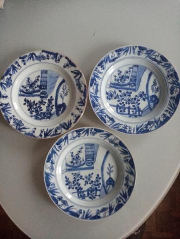 Drie borden Chinese porseleinen pagode/bamboe 18e eeuw beschikbaar voor biedingen