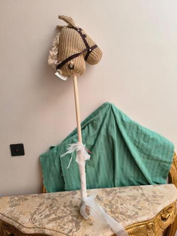 Beige stokpaardje beschikbaar voor biedingen