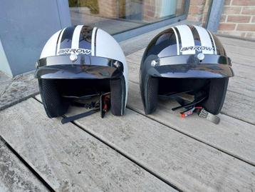 2 casques scooter vintage disponible aux enchères