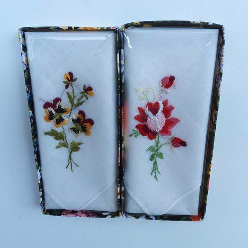 Handgeborduurde sierzakdoekjes. Wit katoen., Antiek en Kunst, Antiek | Kleding en Textiel, Ophalen of Verzenden