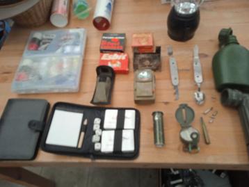 Lotje kampeermateriaal...zak-eetmesset..zaklamp..kompas... beschikbaar voor biedingen