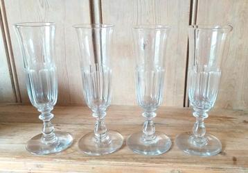 4 flûtes à champagne en cristal taillé Baccarat - XIX e disponible aux enchères