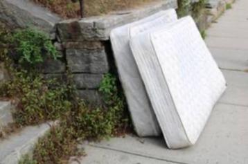 oude matrassen beschikbaar voor biedingen