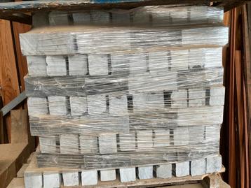 Gekloofde blauwsteen 200x80x80 beschikbaar voor biedingen