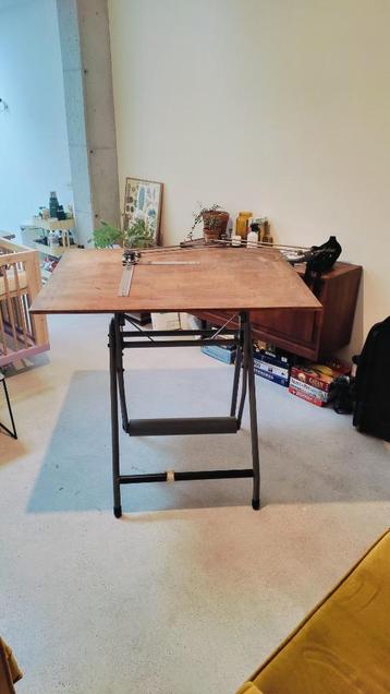 Vintage houten tekentafel beschikbaar voor biedingen