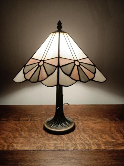 Vintage tafellamp in Tiffany stijl., Huis en Inrichting, Lampen | Tafellampen, Zo goed als nieuw, Minder dan 50 cm, Glas, Kunststof
