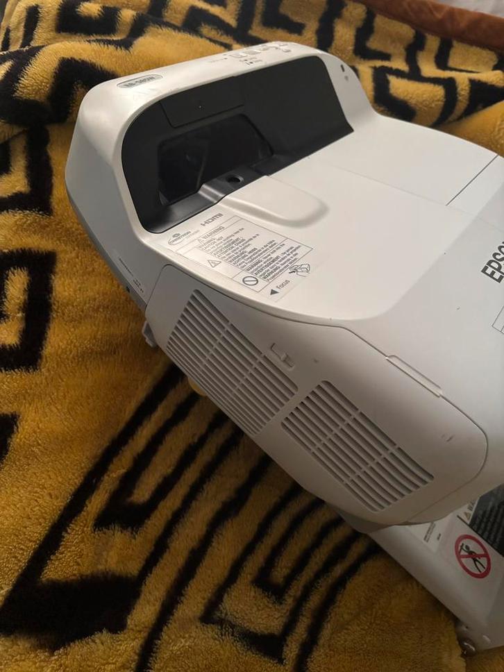 EPSON Ultra Short Throw Beamer – Groot beeld van dichtbij!, Audio, Tv en Foto, Beamers, Zo goed als nieuw, LCD, Ultra HD (4K)